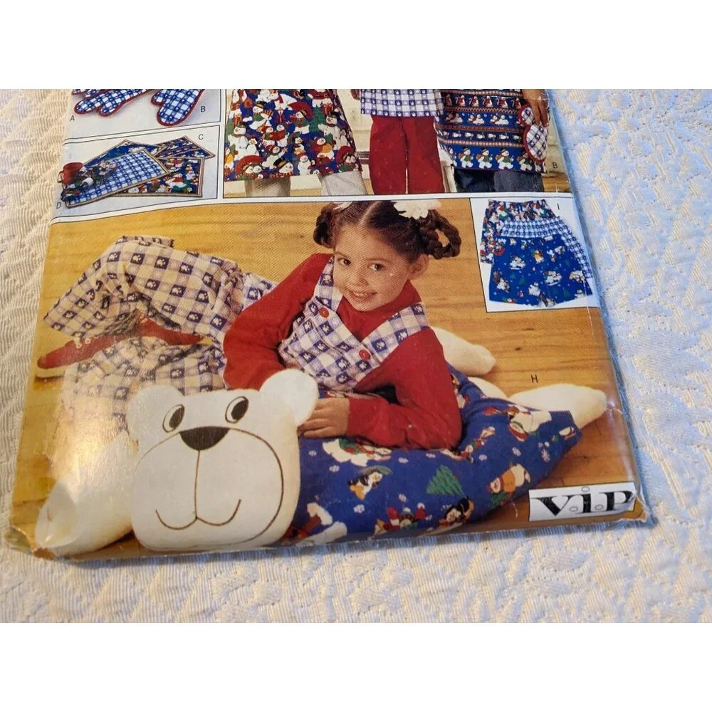 Butterick Christmas Gift Package Adult Child Apron Oven Mitt Placemat Pattern 41